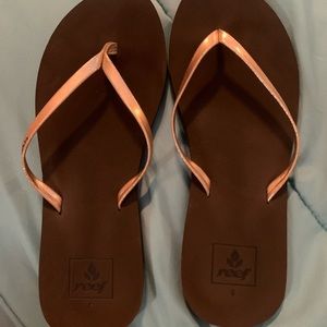 Reef flip flops with gold band size 6